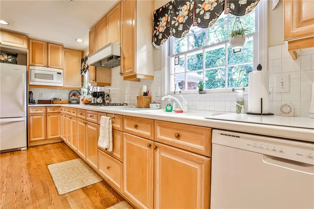 750 Starlight Drive, Atlanta, Georgia 30342, 5 Bedrooms Bedrooms, ,3 BathroomsBathrooms,Residential,Sold,750 Starlight Drive,6956672