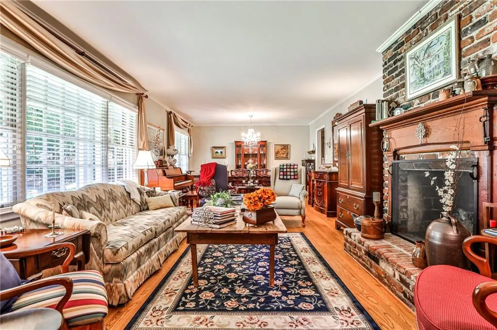 750 Starlight Drive, Atlanta, Georgia 30342, 5 Bedrooms Bedrooms, ,3 BathroomsBathrooms,Residential,Sold,750 Starlight Drive,6956672