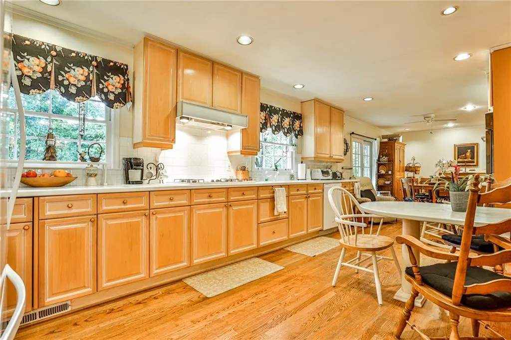 750 Starlight Drive, Atlanta, Georgia 30342, 5 Bedrooms Bedrooms, ,3 BathroomsBathrooms,Residential,Sold,750 Starlight Drive,6956672