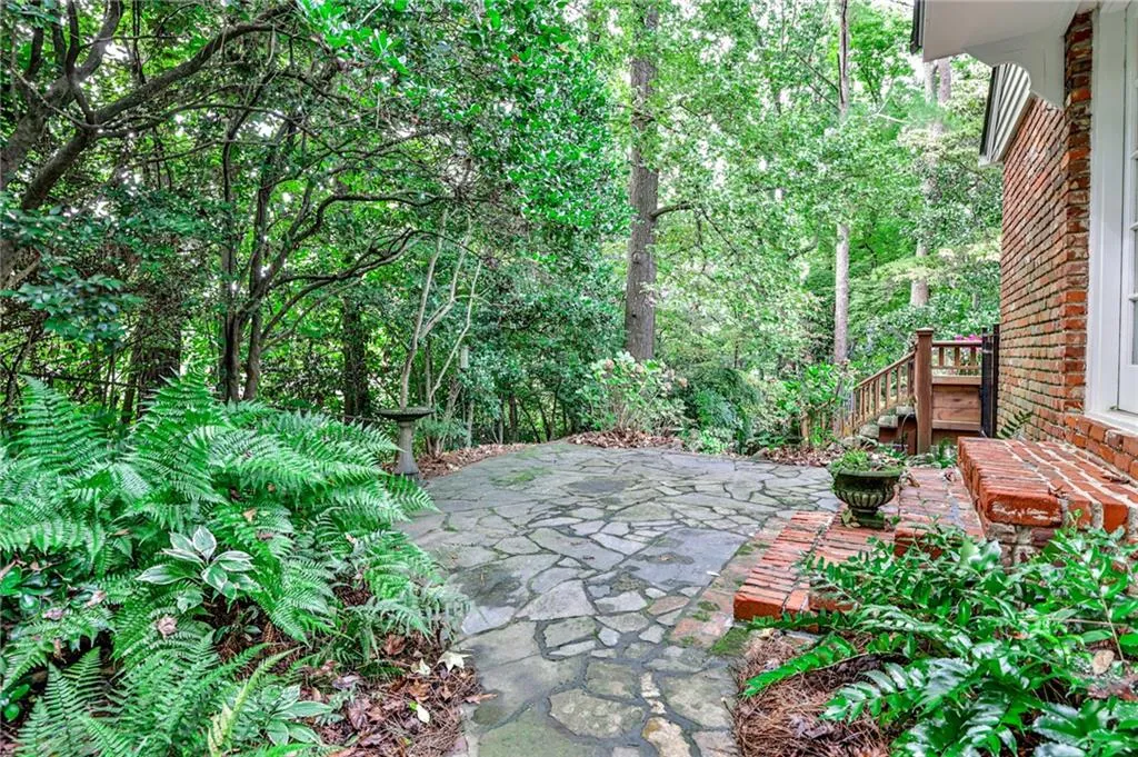 750 Starlight Drive, Atlanta, Georgia 30342, 5 Bedrooms Bedrooms, ,3 BathroomsBathrooms,Residential,Sold,750 Starlight Drive,6956672