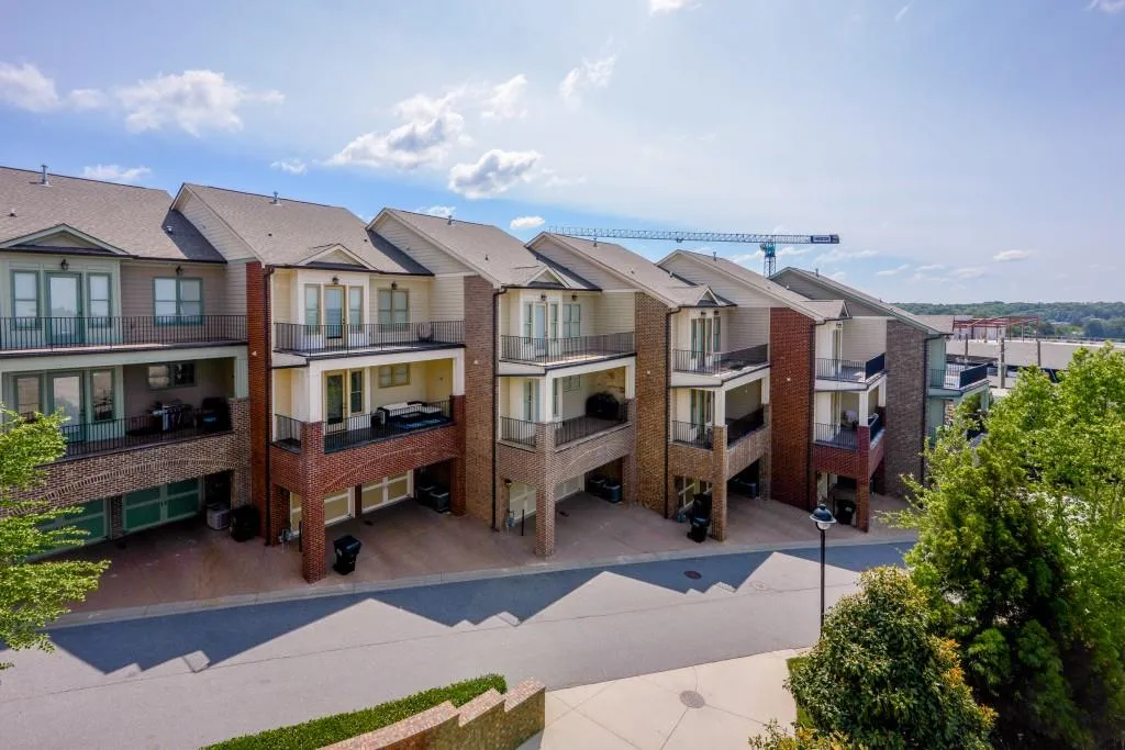 6060 City Walk Lane Unit 302, Atlanta, Georgia 30328, 3 Bedrooms Bedrooms, ,3 BathroomsBathrooms,Residential,Sold,6060 City Walk Lane Unit 302,5690149