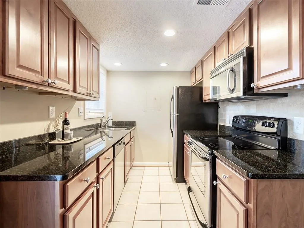 6900 Roswell Road Unit L10, Atlanta, Georgia 30328, 2 Bedrooms Bedrooms, ,2 BathroomsBathrooms,Residential,Sold,6900 Roswell Road Unit L10,6116053