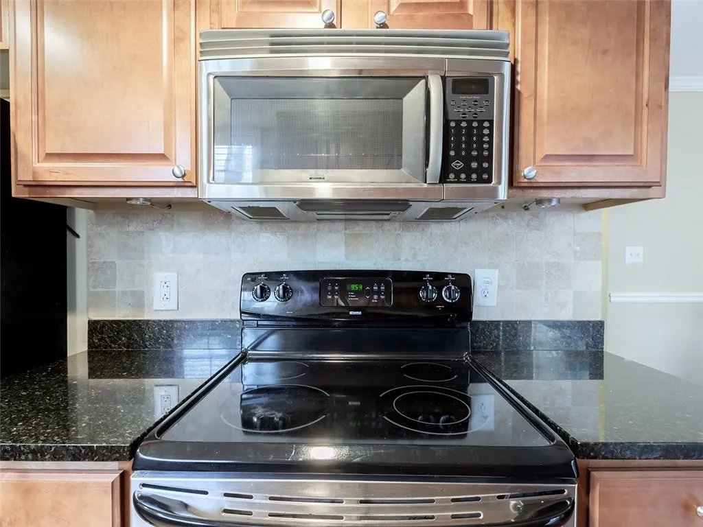 6900 Roswell Road Unit L10, Atlanta, Georgia 30328, 2 Bedrooms Bedrooms, ,2 BathroomsBathrooms,Residential,Sold,6900 Roswell Road Unit L10,6116053