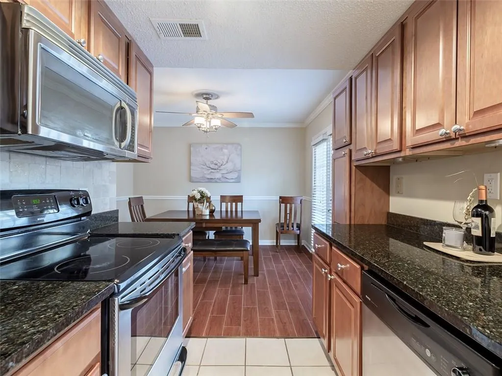 6900 Roswell Road Unit L10, Atlanta, Georgia 30328, 2 Bedrooms Bedrooms, ,2 BathroomsBathrooms,Residential,Sold,6900 Roswell Road Unit L10,6116053