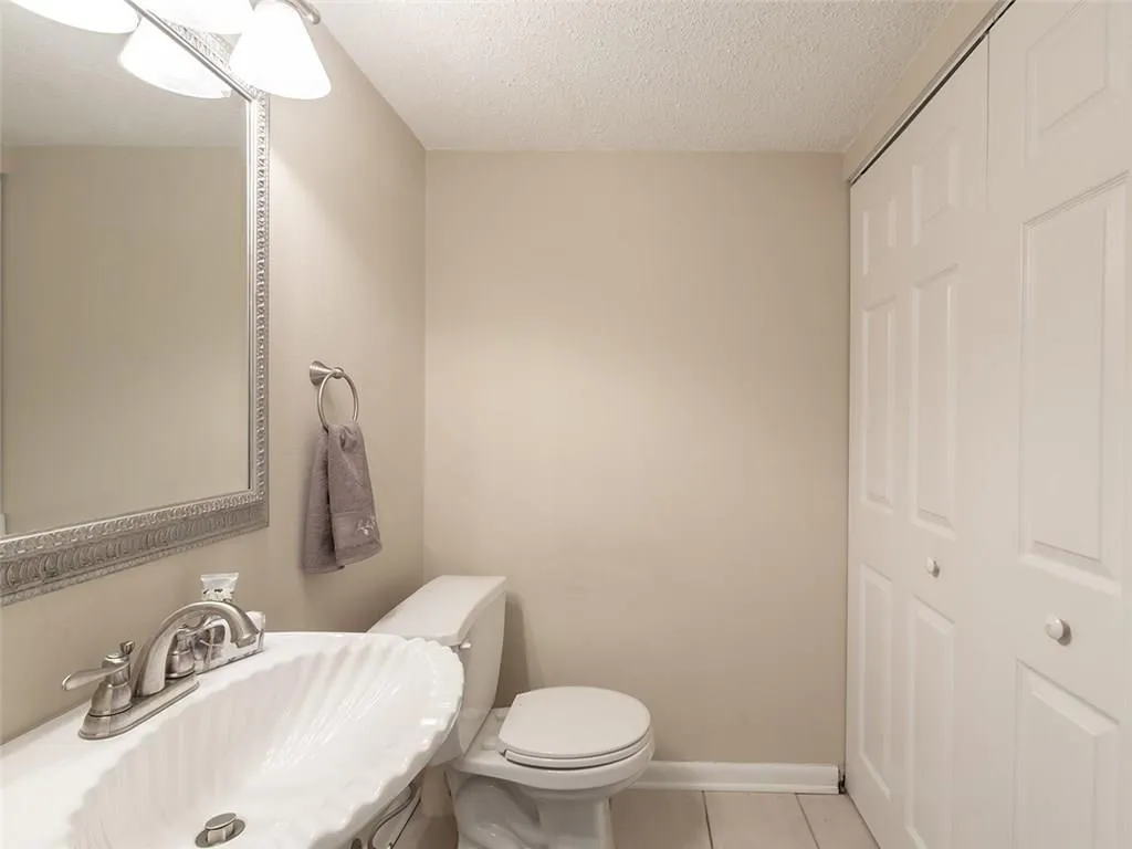6900 Roswell Road Unit L10, Atlanta, Georgia 30328, 2 Bedrooms Bedrooms, ,2 BathroomsBathrooms,Residential,Sold,6900 Roswell Road Unit L10,6116053