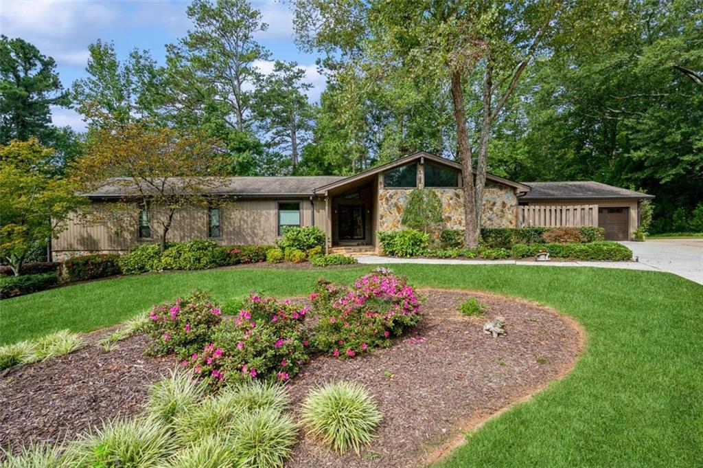 230 Brandon Place, Sandy Springs, Georgia 30328, 5 Bedrooms Bedrooms, ,3 BathroomsBathrooms,Residential,Sold,230 Brandon Place,7281332