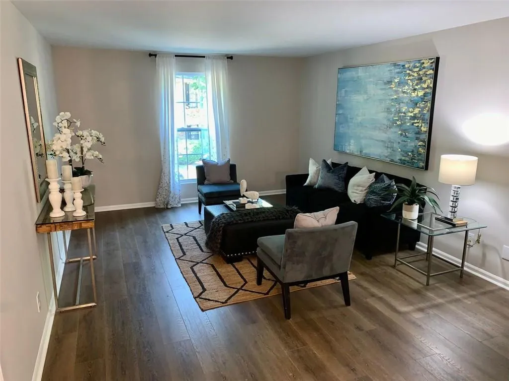 6700 Roswell Road Unit 31e, Sandy Springs, Georgia 30328, 2 Bedrooms Bedrooms, ,2 BathroomsBathrooms,Residential,Sold,6700 Roswell Road Unit 31e,7070554