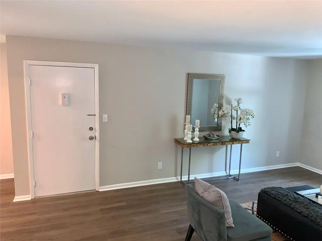 6700 Roswell Road Unit 31e, Sandy Springs, Georgia 30328, 2 Bedrooms Bedrooms, ,2 BathroomsBathrooms,Residential,Sold,6700 Roswell Road Unit 31e,7070554