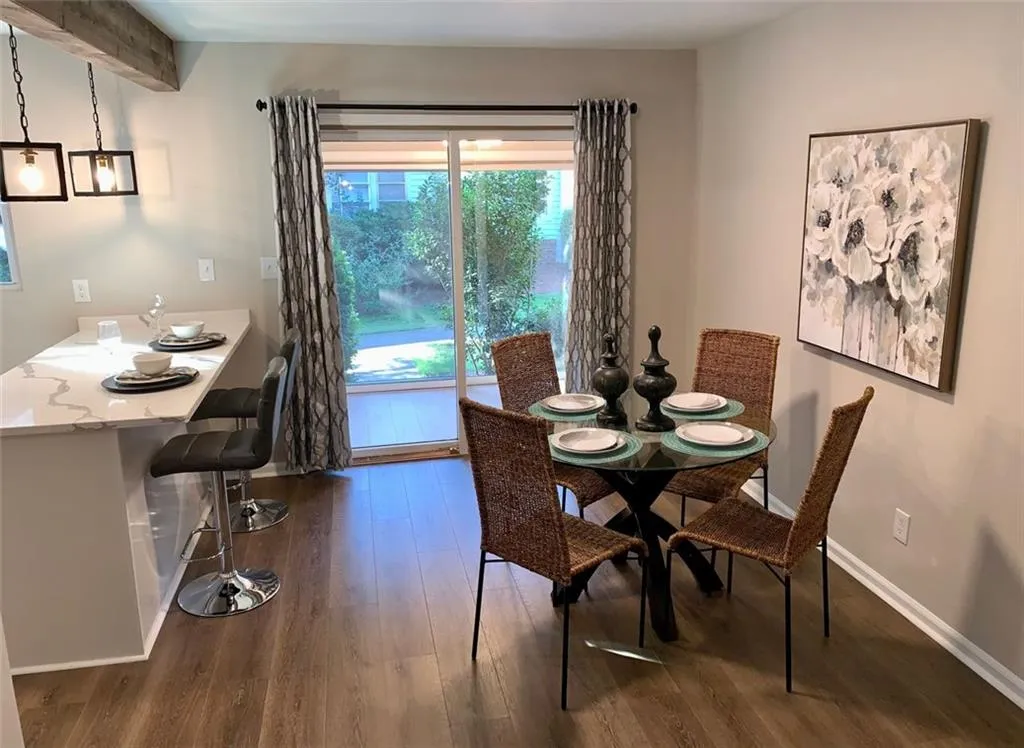 6700 Roswell Road Unit 31e, Sandy Springs, Georgia 30328, 2 Bedrooms Bedrooms, ,2 BathroomsBathrooms,Residential,Sold,6700 Roswell Road Unit 31e,7070554