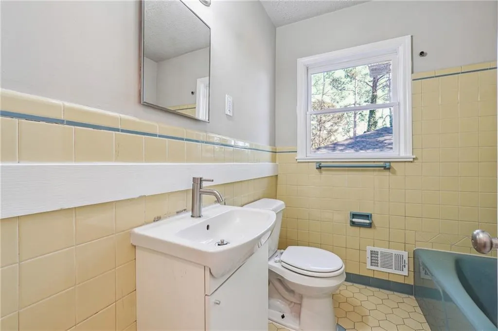 3035 Mclendon Circle Nw, Atlanta, Georgia 30318, 5 Bedrooms Bedrooms, ,2 BathroomsBathrooms,Residential,For Sale,3035 Mclendon Circle Nw,7528824