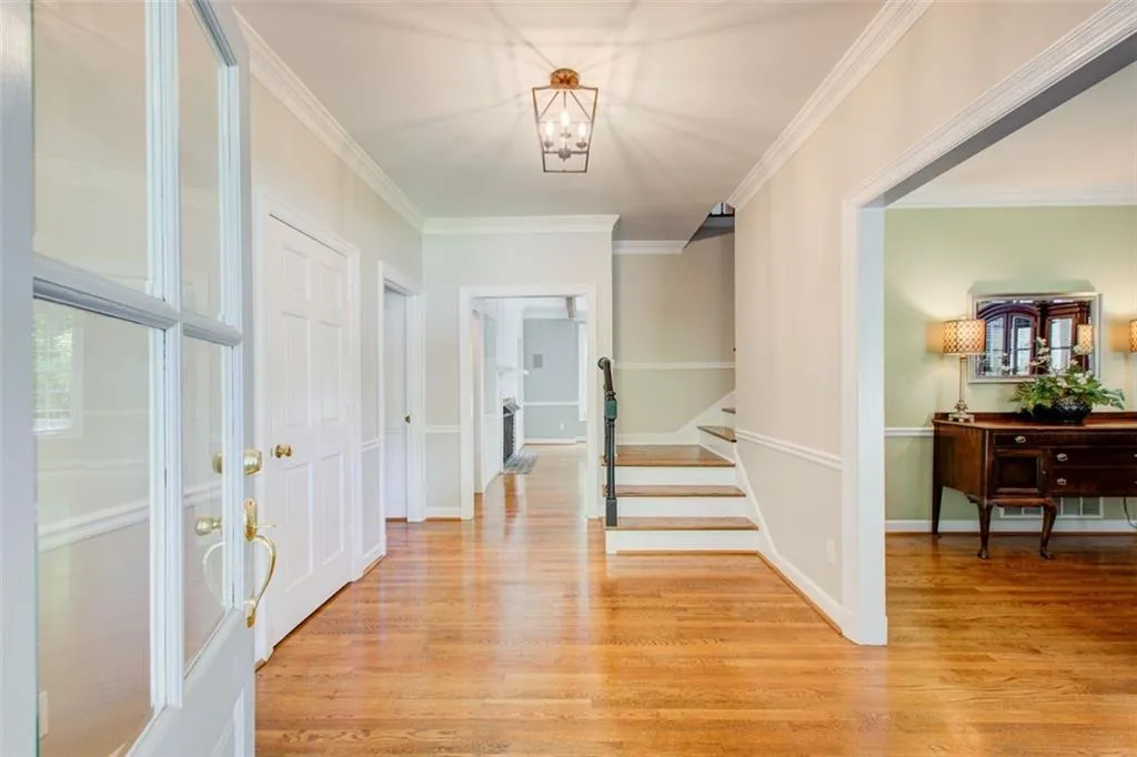 Inviting foyer with the dining room to the right. 9 foot ceilings too
