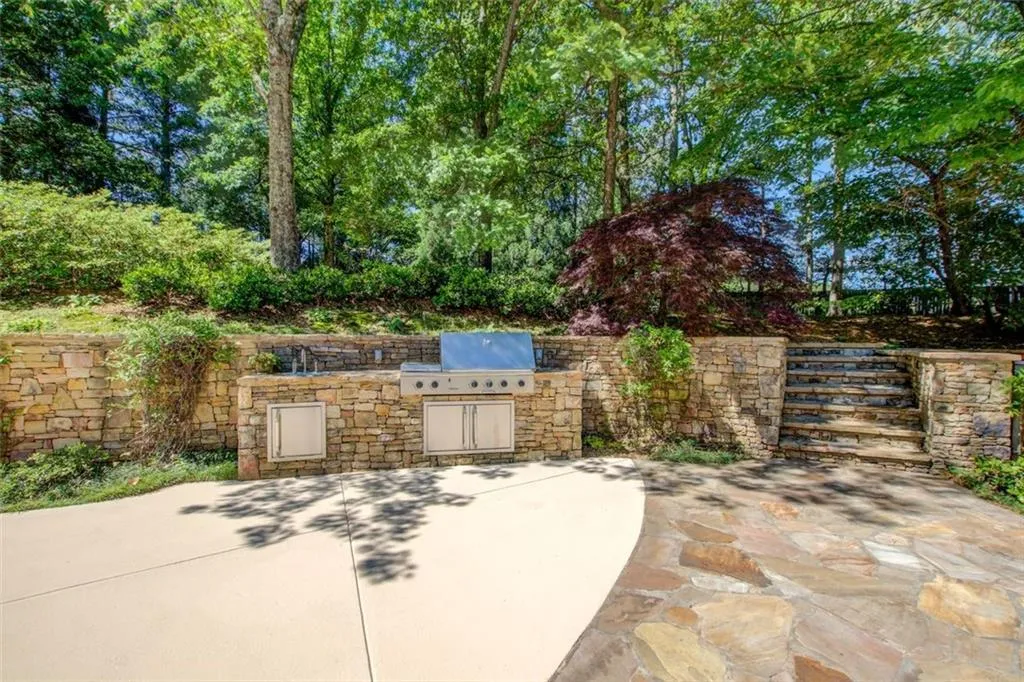 Dacor grilling area with sink.