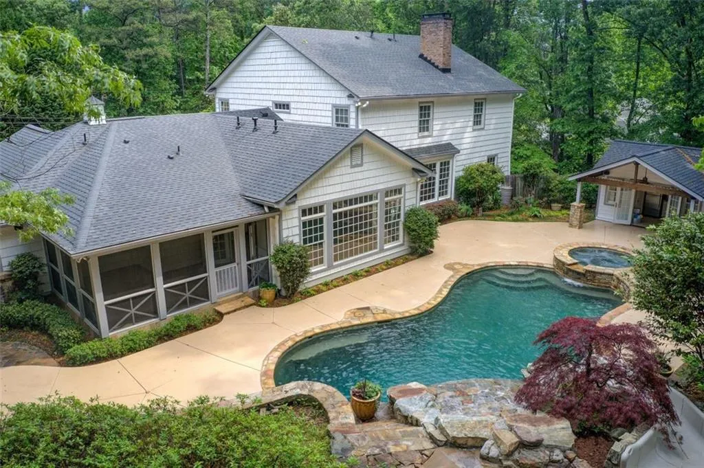 This is the home you've been waiting for. Perfect spaces inside and out.