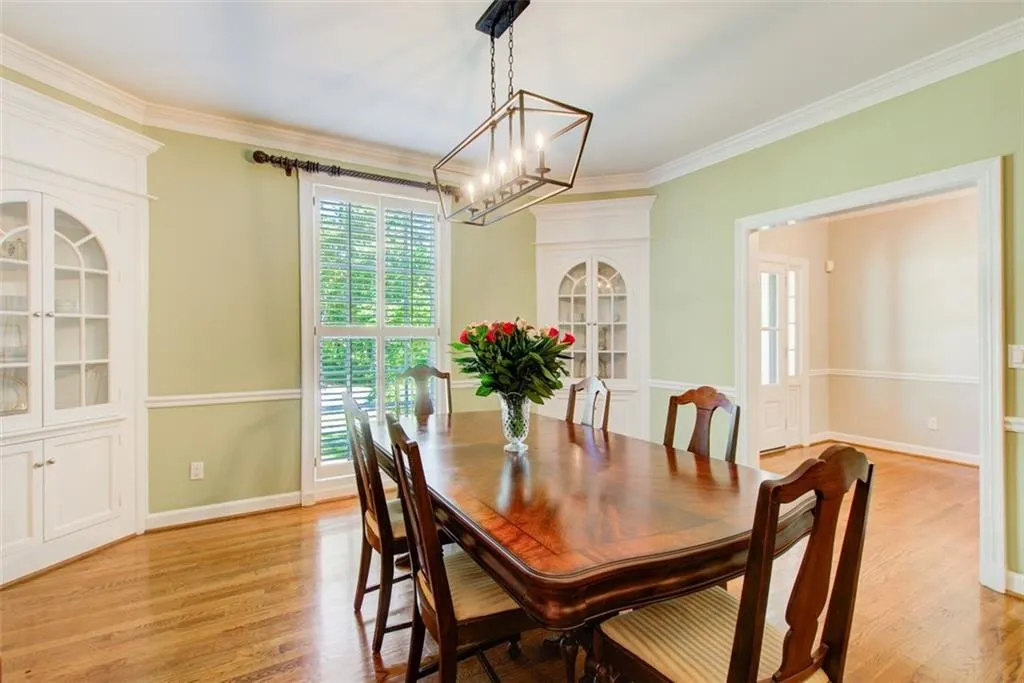 Banquet size dining room with great storage