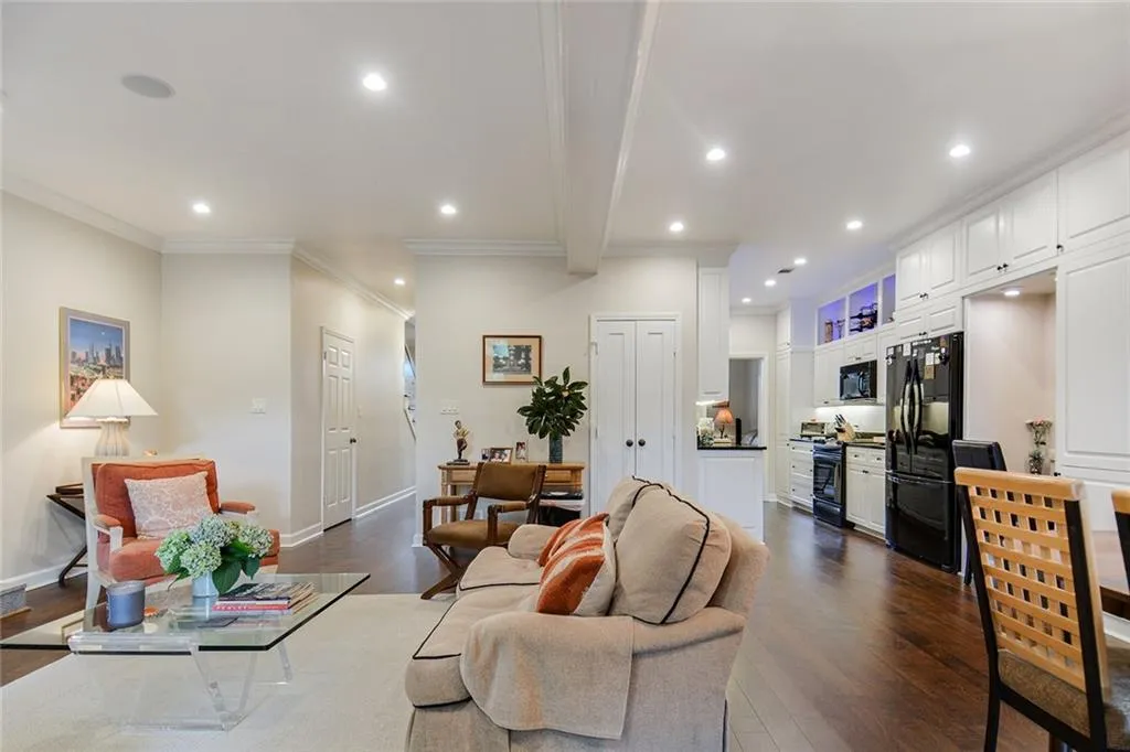 47 Willow Glen Ne, Sandy Springs, Georgia 30342, 3 Bedrooms Bedrooms, ,3 BathroomsBathrooms,Residential,Sold,47 Willow Glen Ne,6726170