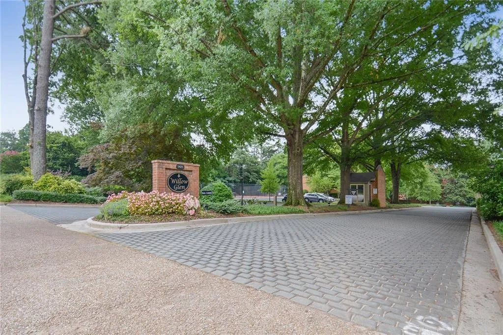 47 Willow Glen Ne, Sandy Springs, Georgia 30342, 3 Bedrooms Bedrooms, ,3 BathroomsBathrooms,Residential,Sold,47 Willow Glen Ne,6726170