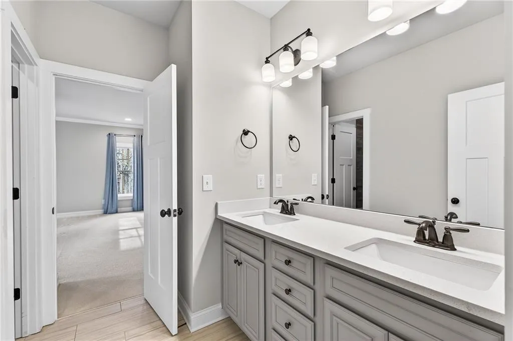 Upper level jack n jill bath