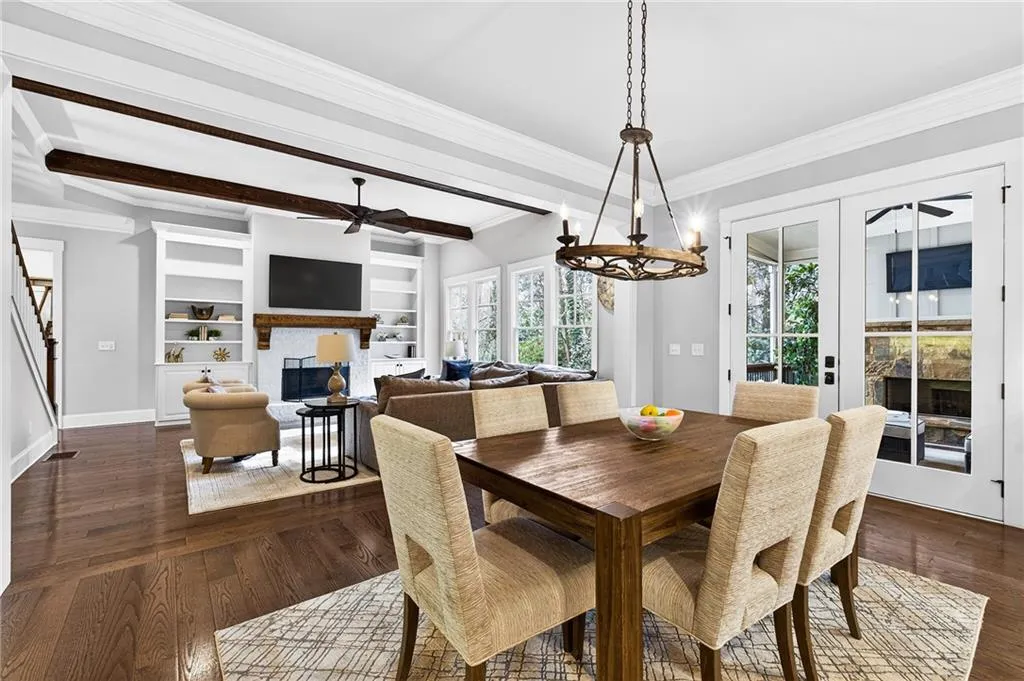 Dining area connecting kitchen to living area