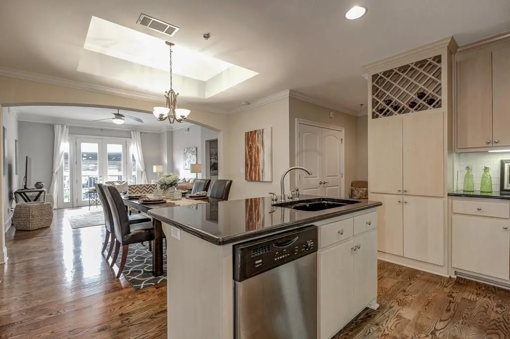 2255 Peachtree Road Ne Unit 329, Atlanta, Georgia 30309, 2 Bedrooms Bedrooms, ,2 BathroomsBathrooms,Residential,Sold,2255 Peachtree Road Ne Unit 329,5717533