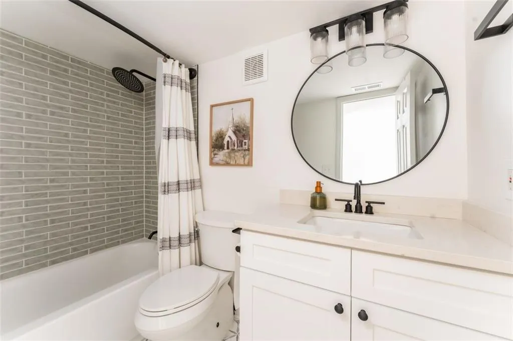 Newly renovated secodary bathroom