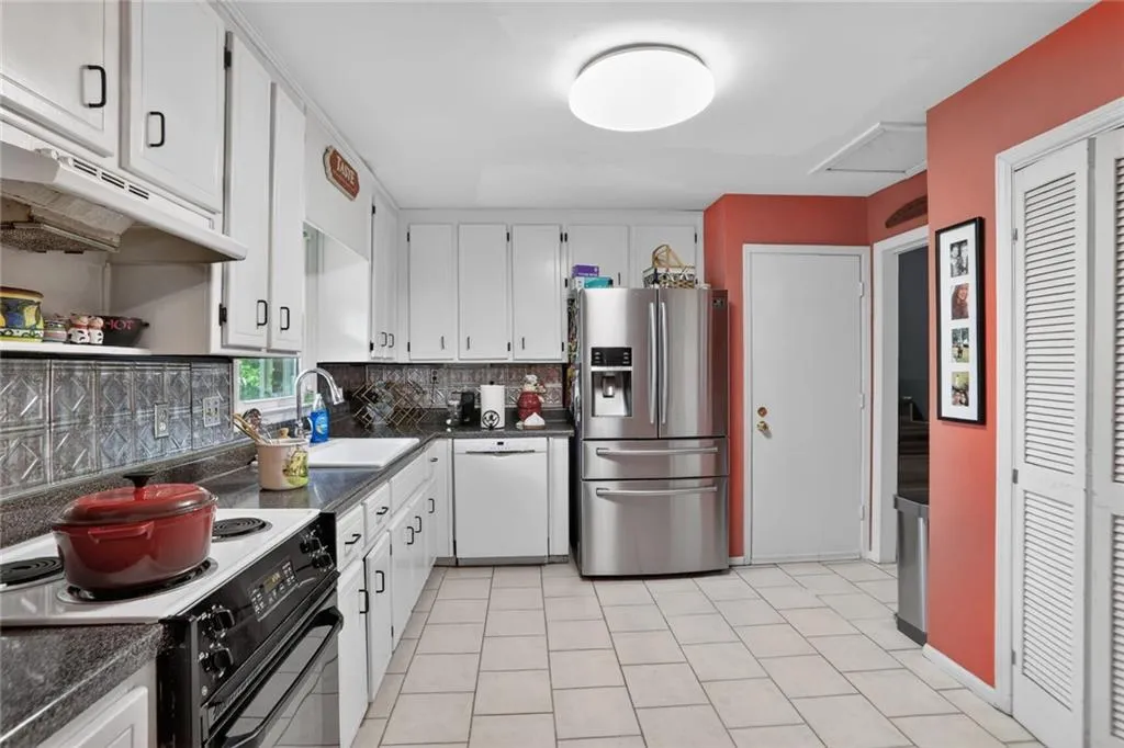 6431 Wright Road, Atlanta, Georgia 30328, 3 Bedrooms Bedrooms, ,2 BathroomsBathrooms,Residential,For Sale,6431 Wright Road,7744735