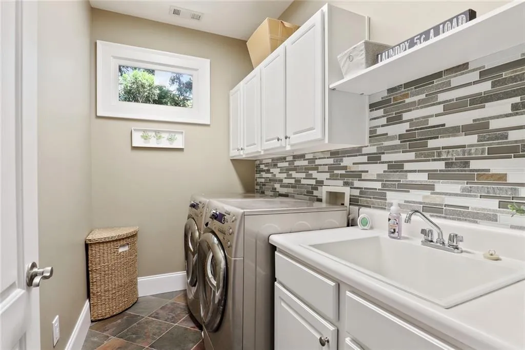 1085 Charles Towne Square, Sandy Springs, Georgia 30328, 4 Bedrooms Bedrooms, ,3 BathroomsBathrooms,Residential,Sold,1085 Charles Towne Square,6875673