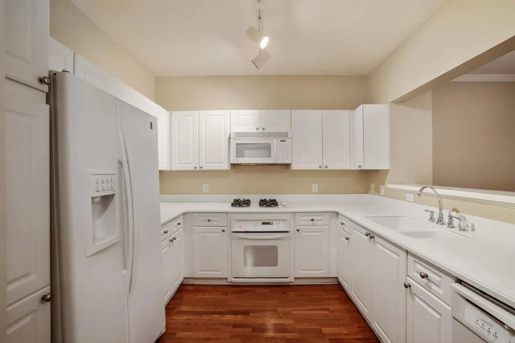 3275 Lenox Road Ne Unit 206, Atlanta, Georgia 30324, 1 Bedroom Bedrooms, ,1 BathroomBathrooms,Residential,Sold,3275 Lenox Road Ne Unit 206,6063496