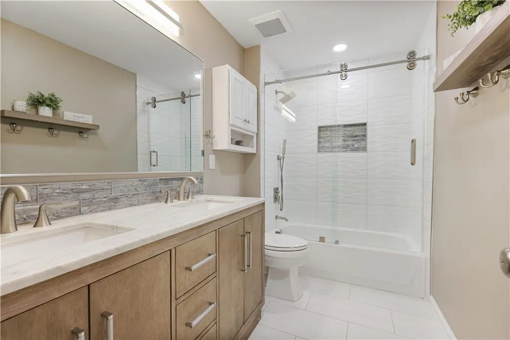 975 Lancaster Walk, Atlanta, Georgia 30328, 4 Bedrooms Bedrooms, ,2 BathroomsBathrooms,Residential,Sold,975 Lancaster Walk,7429330