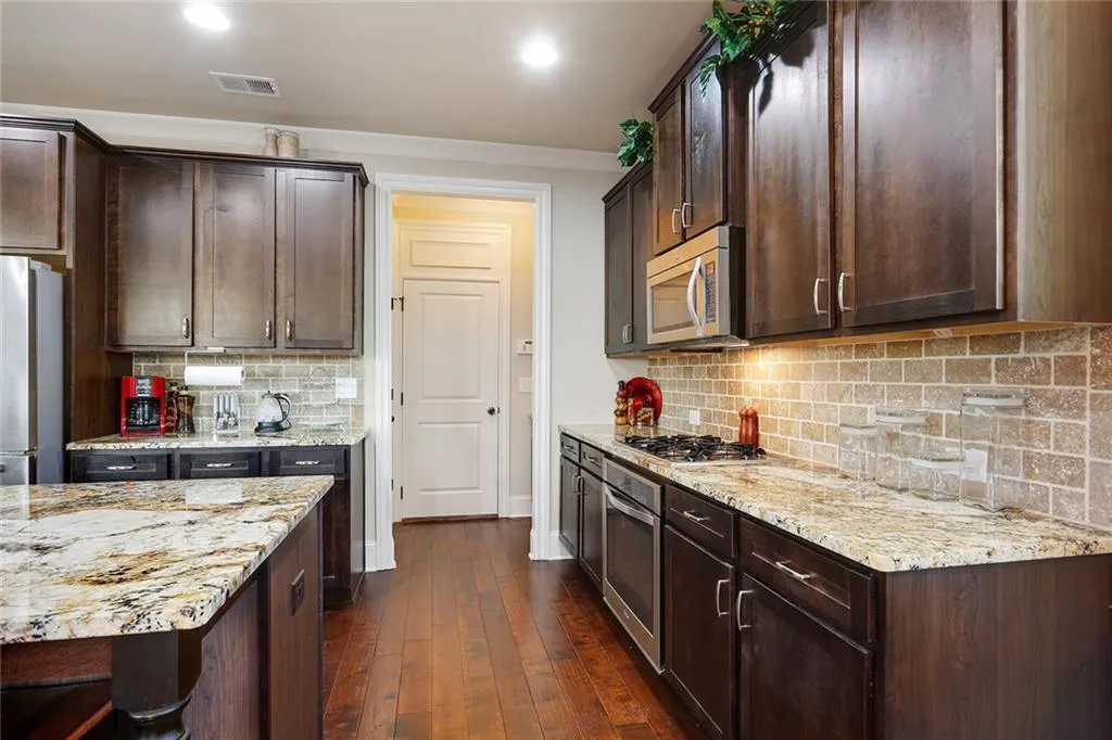 7700 Highland Bluff, Sandy Springs, Georgia 30328, 4 Bedrooms Bedrooms, ,2 BathroomsBathrooms,Residential,Sold,7700 Highland Bluff,6118359