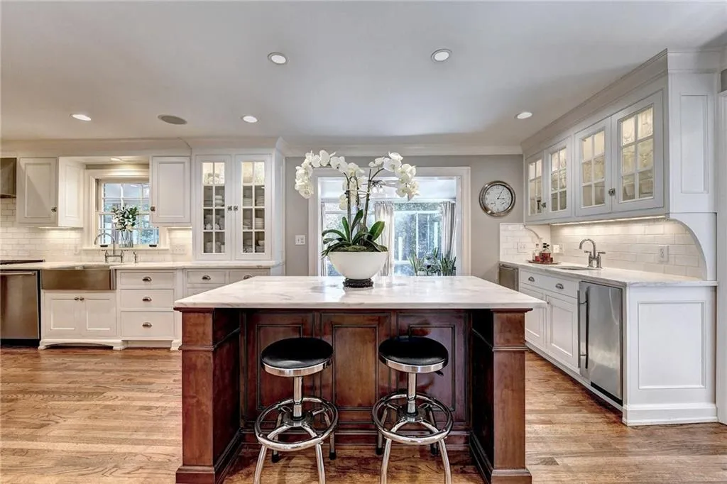 3225 Jett Ferry Court, Sandy Springs, Georgia 30350, 7 Bedrooms Bedrooms, ,5 BathroomsBathrooms,Residential,Sold,3225 Jett Ferry Court,6954949