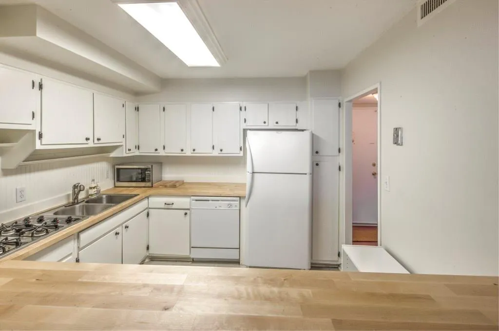 2965 Pharr Court South Nw Unit 104, Atlanta, Georgia 30305, 2 Bedrooms Bedrooms, ,2 BathroomsBathrooms,Residential,Sold,2965 Pharr Court South Nw Unit 104,5634947