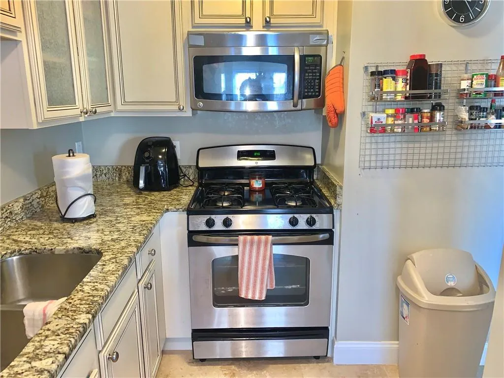 6980 Roswell Road Unit C5, Atlanta, Georgia 30328, 2 Bedrooms Bedrooms, ,2 BathroomsBathrooms,Residential,Sold,6980 Roswell Road Unit C5,6681417