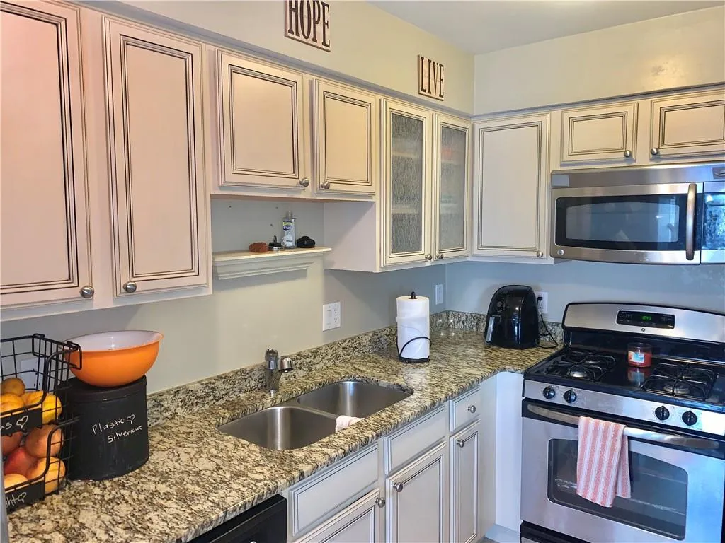 6980 Roswell Road Unit C5, Atlanta, Georgia 30328, 2 Bedrooms Bedrooms, ,2 BathroomsBathrooms,Residential,Sold,6980 Roswell Road Unit C5,6681417