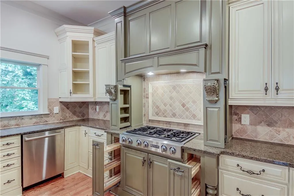 8504 Angels Walk, Sandy Springs, Georgia 30350, 3 Bedrooms Bedrooms, ,2 BathroomsBathrooms,Residential,Sold,8504 Angels Walk,6897072