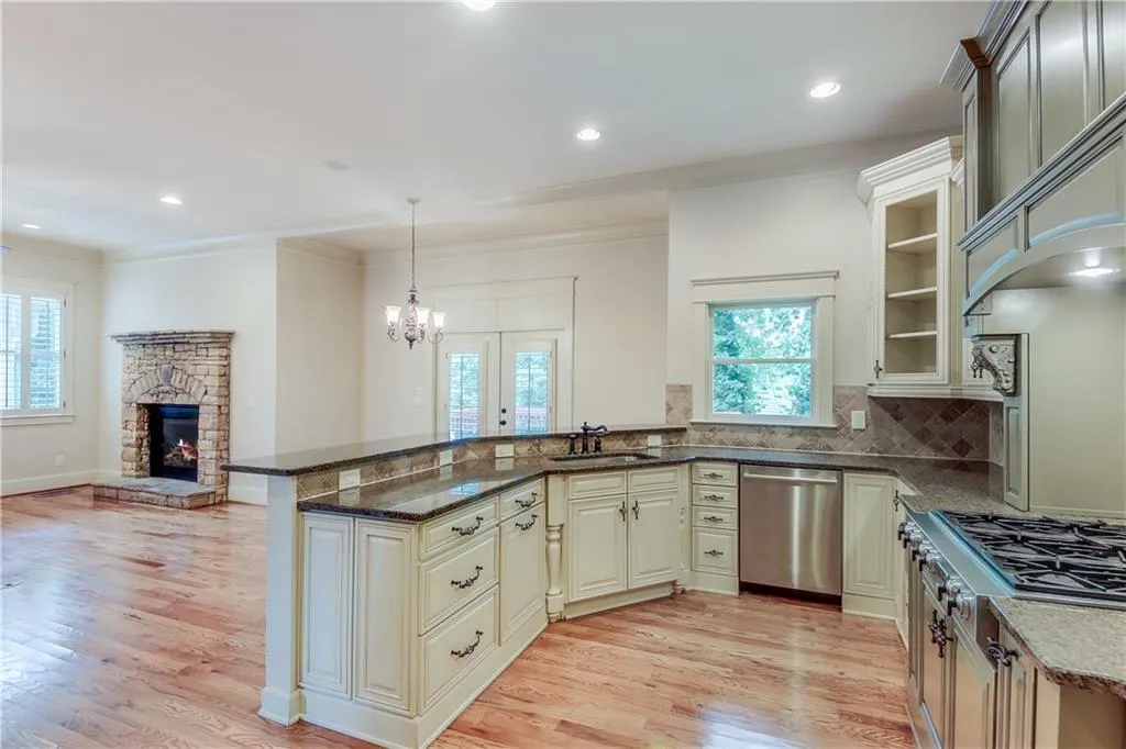 8504 Angels Walk, Sandy Springs, Georgia 30350, 3 Bedrooms Bedrooms, ,2 BathroomsBathrooms,Residential,Sold,8504 Angels Walk,6897072