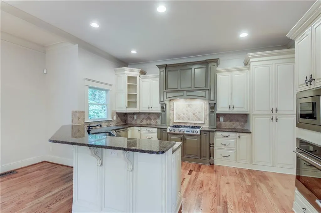 8504 Angels Walk, Sandy Springs, Georgia 30350, 3 Bedrooms Bedrooms, ,2 BathroomsBathrooms,Residential,Sold,8504 Angels Walk,6897072