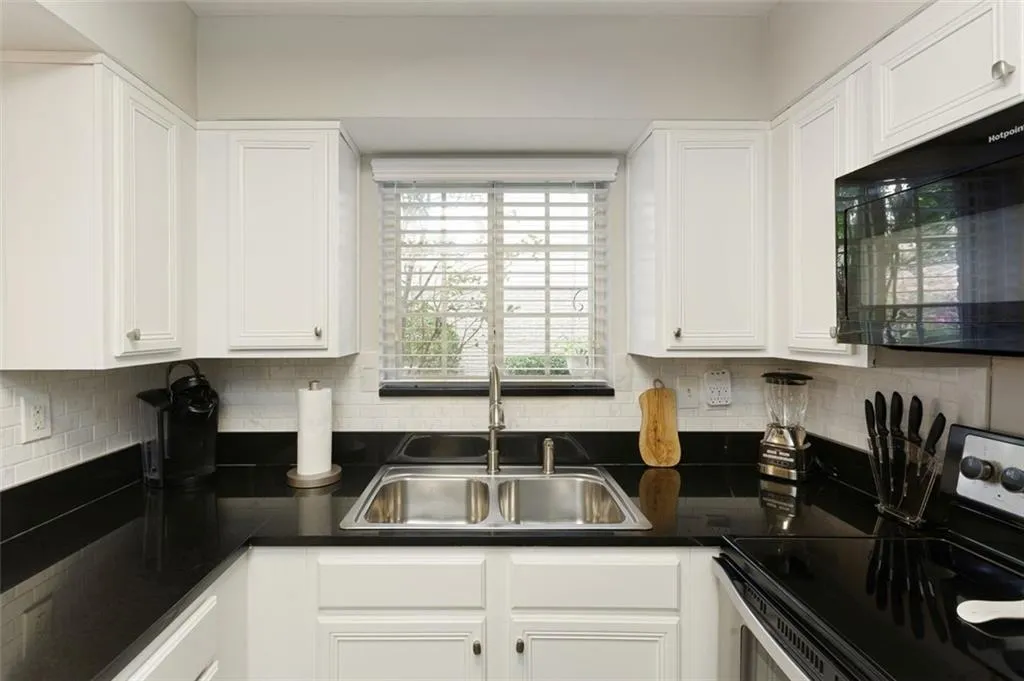 6940 Roswell Road Unit 25a, Atlanta, Georgia 30328, 2 Bedrooms Bedrooms, ,1 BathroomBathrooms,Residential,Sold,6940 Roswell Road Unit 25a,7255898