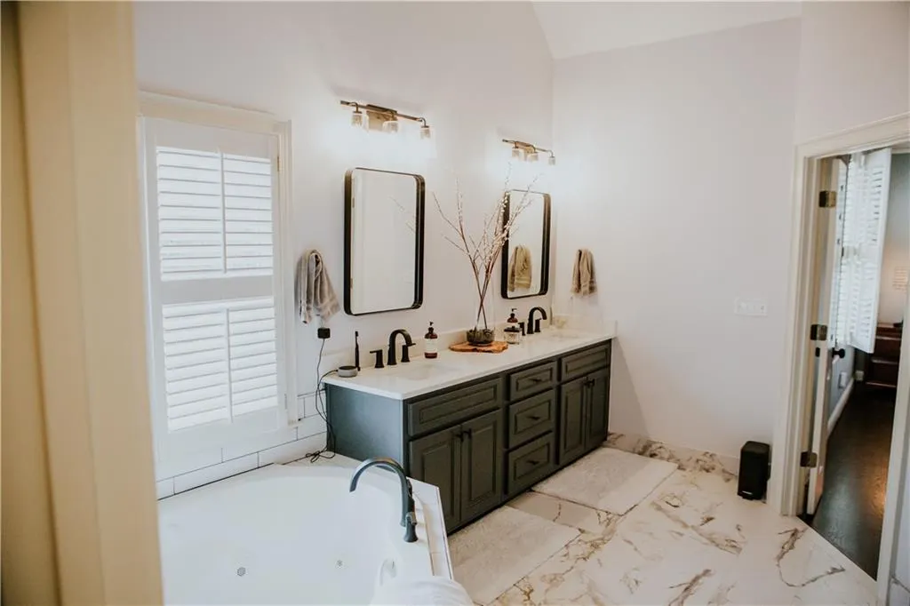 925 Roberts Landing Cove, Sandy Springs, Georgia 30350, 4 Bedrooms Bedrooms, ,3 BathroomsBathrooms,Residential,Sold,925 Roberts Landing Cove,6668302