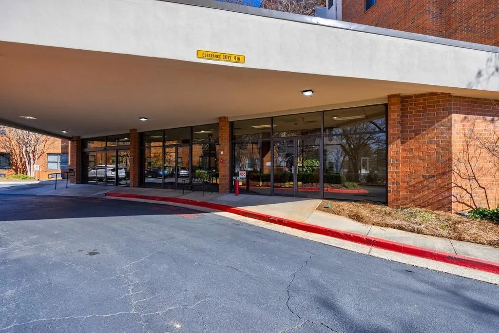 Covered Entry to Mt. Vernon Towers Lobby