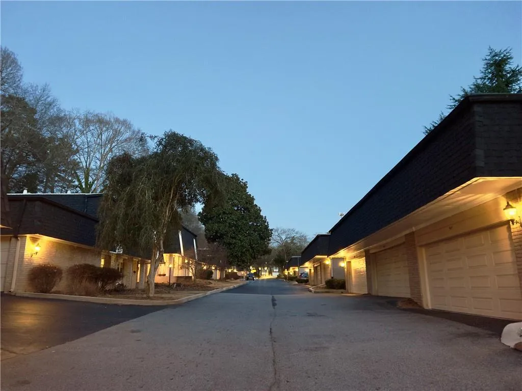 5480 Chemin De Vie, Atlanta, Georgia 30342, 3 Bedrooms Bedrooms, ,2 BathroomsBathrooms,Residential,Sold,5480 Chemin De Vie,7166073