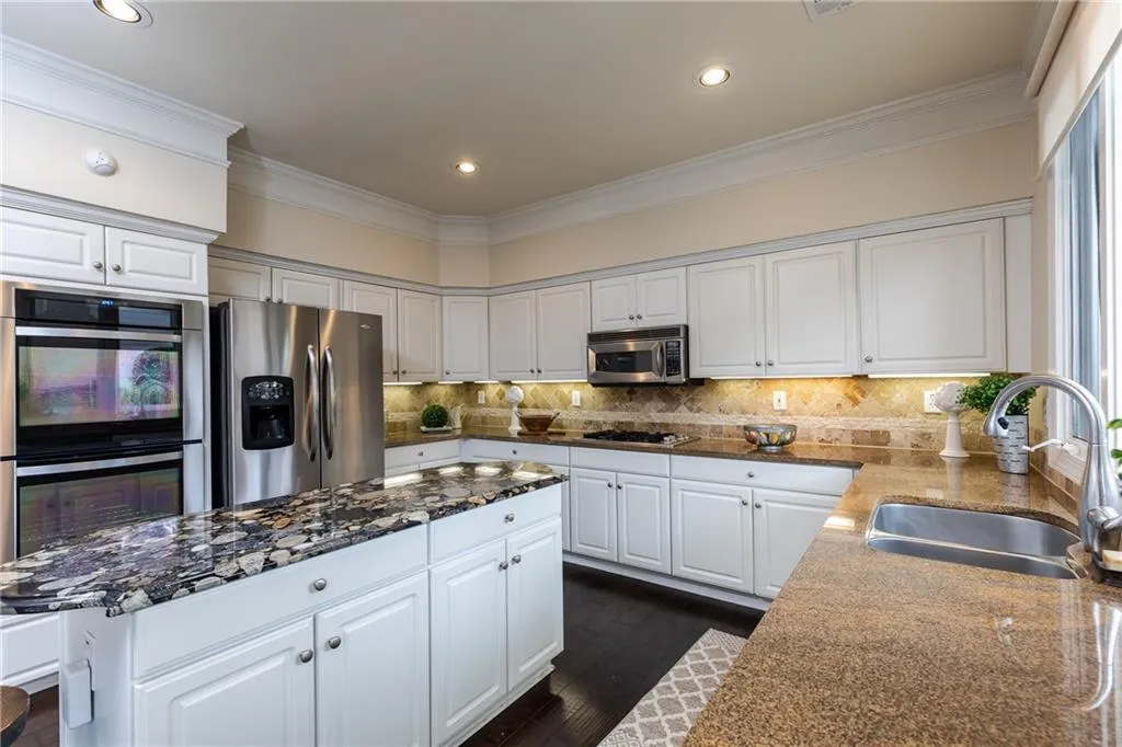 205 Glenridge Close Circle, Sandy Springs, Georgia 30328, 3 Bedrooms Bedrooms, ,2 BathroomsBathrooms,Residential,Sold,205 Glenridge Close Circle,6520191