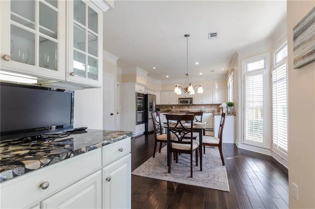 205 Glenridge Close Circle, Sandy Springs, Georgia 30328, 3 Bedrooms Bedrooms, ,2 BathroomsBathrooms,Residential,Sold,205 Glenridge Close Circle,6520191