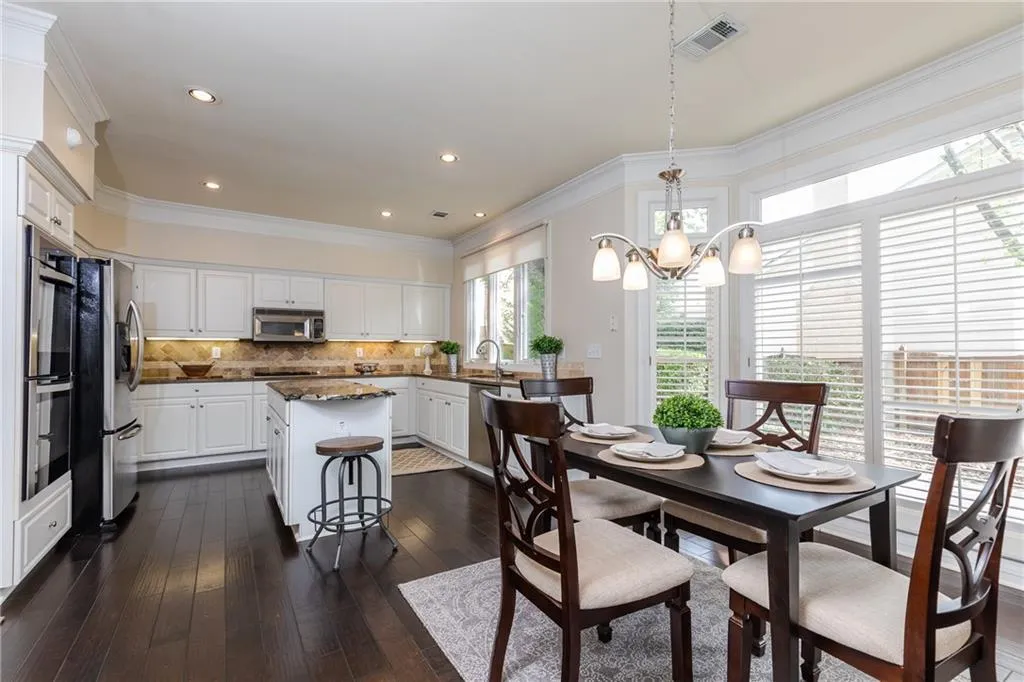 205 Glenridge Close Circle, Sandy Springs, Georgia 30328, 3 Bedrooms Bedrooms, ,2 BathroomsBathrooms,Residential,Sold,205 Glenridge Close Circle,6520191