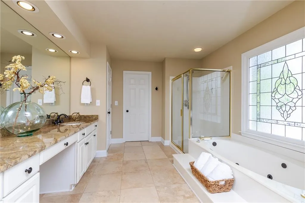 205 Glenridge Close Circle, Sandy Springs, Georgia 30328, 3 Bedrooms Bedrooms, ,2 BathroomsBathrooms,Residential,Sold,205 Glenridge Close Circle,6520191