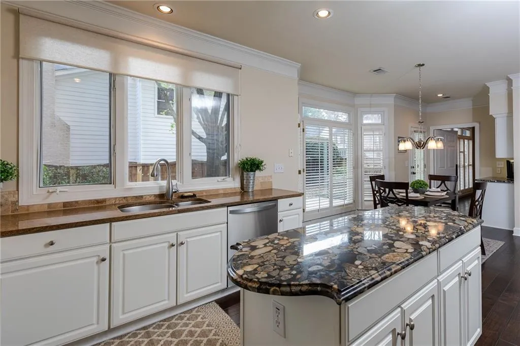 205 Glenridge Close Circle, Sandy Springs, Georgia 30328, 3 Bedrooms Bedrooms, ,2 BathroomsBathrooms,Residential,Sold,205 Glenridge Close Circle,6520191