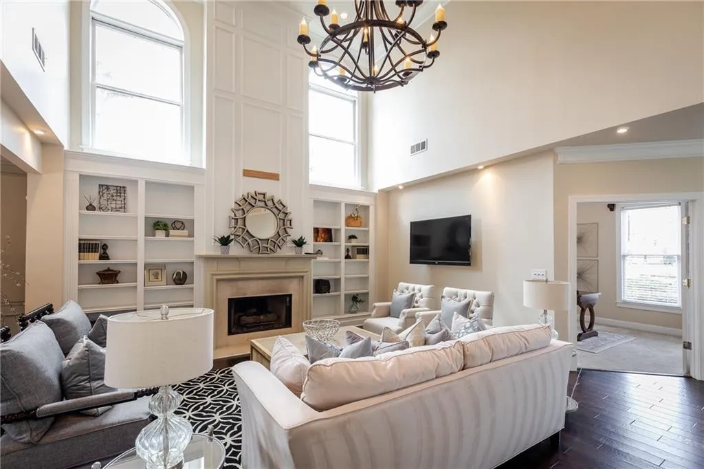 205 Glenridge Close Circle, Sandy Springs, Georgia 30328, 3 Bedrooms Bedrooms, ,2 BathroomsBathrooms,Residential,Sold,205 Glenridge Close Circle,6520191