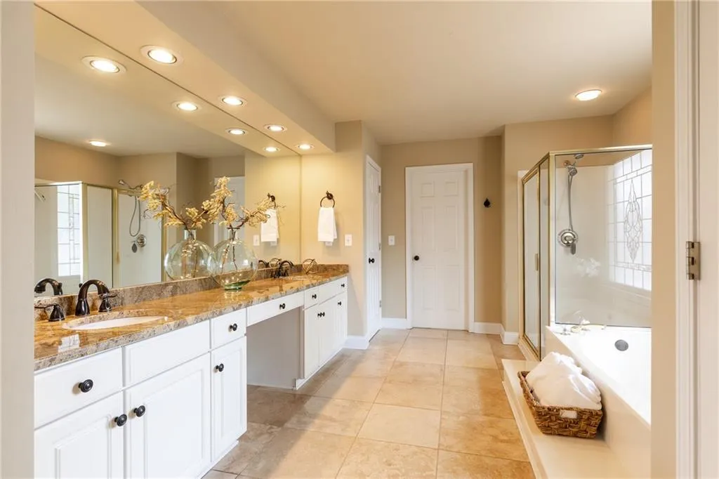 205 Glenridge Close Circle, Sandy Springs, Georgia 30328, 3 Bedrooms Bedrooms, ,2 BathroomsBathrooms,Residential,Sold,205 Glenridge Close Circle,6520191
