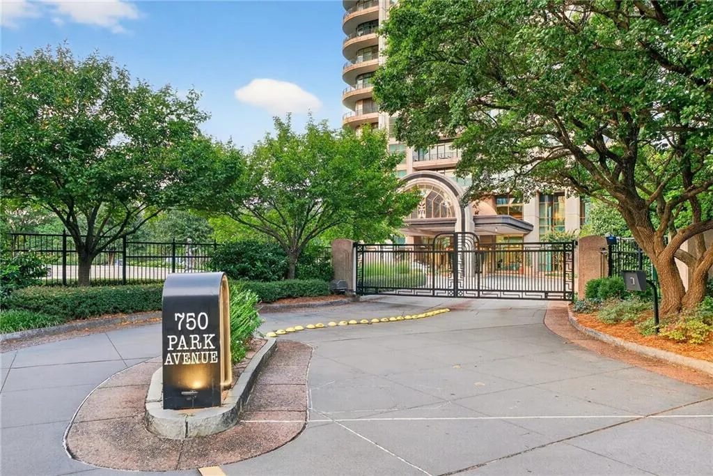 750 Park Avenue Ne Unit 25w, Atlanta, Georgia 30326, 3 Bedrooms Bedrooms, ,2 BathroomsBathrooms,Residential,For Sale,750 Park Avenue Ne Unit 25w,7648954
