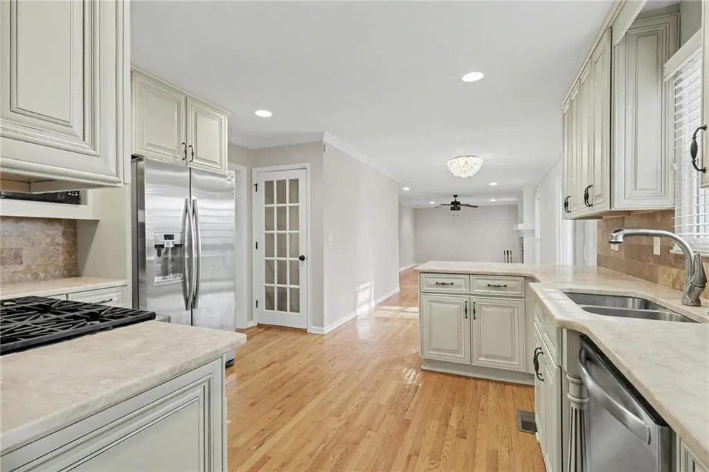 205 Marsh Glen Point, Atlanta, Georgia 30328, 5 Bedrooms Bedrooms, ,3 BathroomsBathrooms,Residential,For Sale,205 Marsh Glen Point,7751100