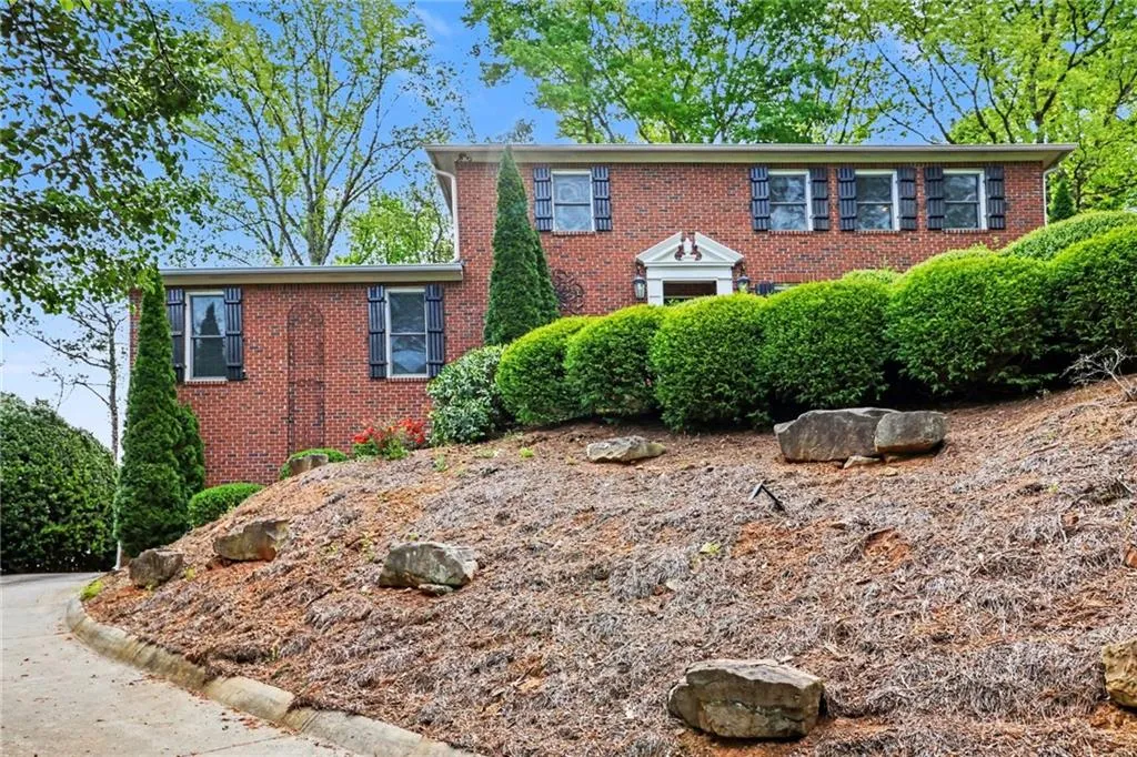 205 Marsh Glen Point, Atlanta, Georgia 30328, 5 Bedrooms Bedrooms, ,3 BathroomsBathrooms,Residential,For Sale,205 Marsh Glen Point,7751100